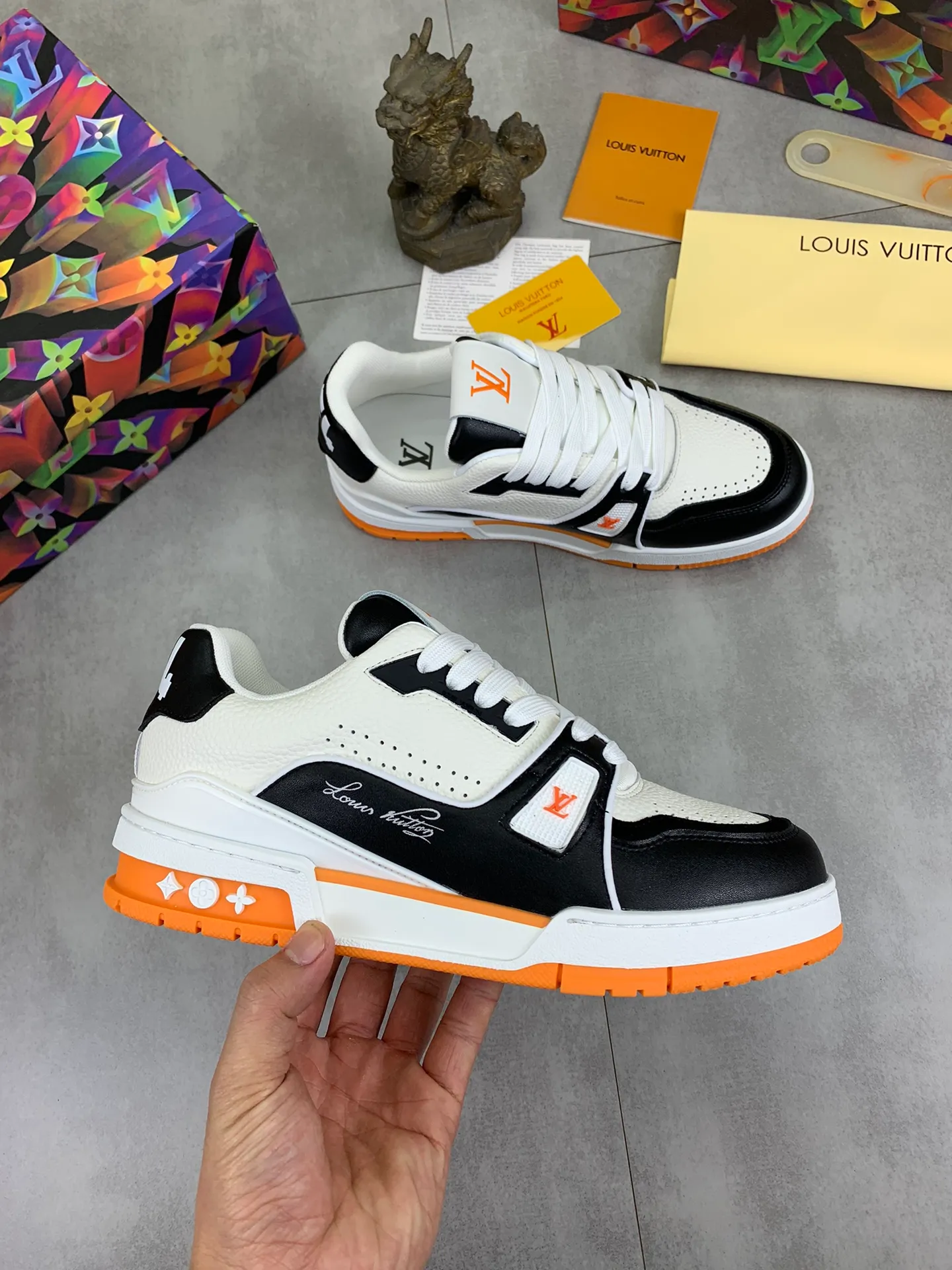Men's shoes 💰P580 New style 💰💎💎Latest color High version 2025Louis*Vuitto* LV Traine Catwalk TRAINER outsole and fabric private model A shoe that definitely costs a lot of money and effort. This series was designed after the arrival of Vifgil. It is favored by many fans every season. Original TPU outsole Original packaging Men's size: 38-45 (46 can be customized) Color: 3️⃣ colors available (available from stock, super fast delivery)